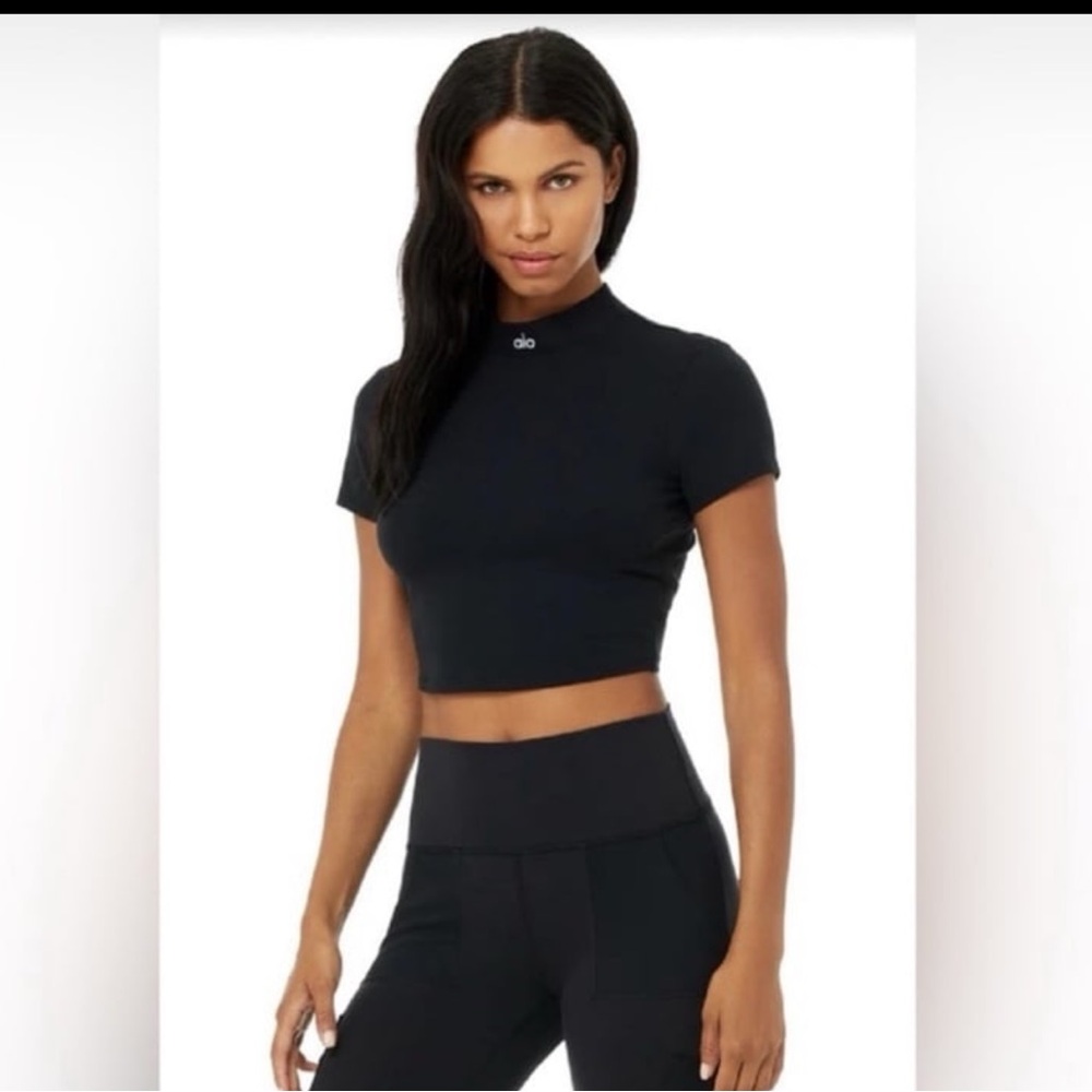 ALO Yoga Black Fitted Crop T-Shirt with Mandarin Collar